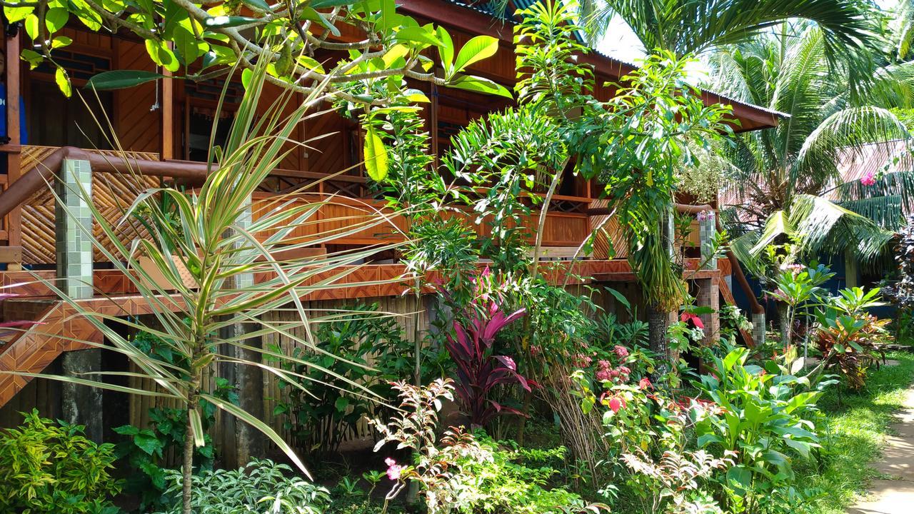 Panorama Backpackers Hotel Bunaken Exterior foto